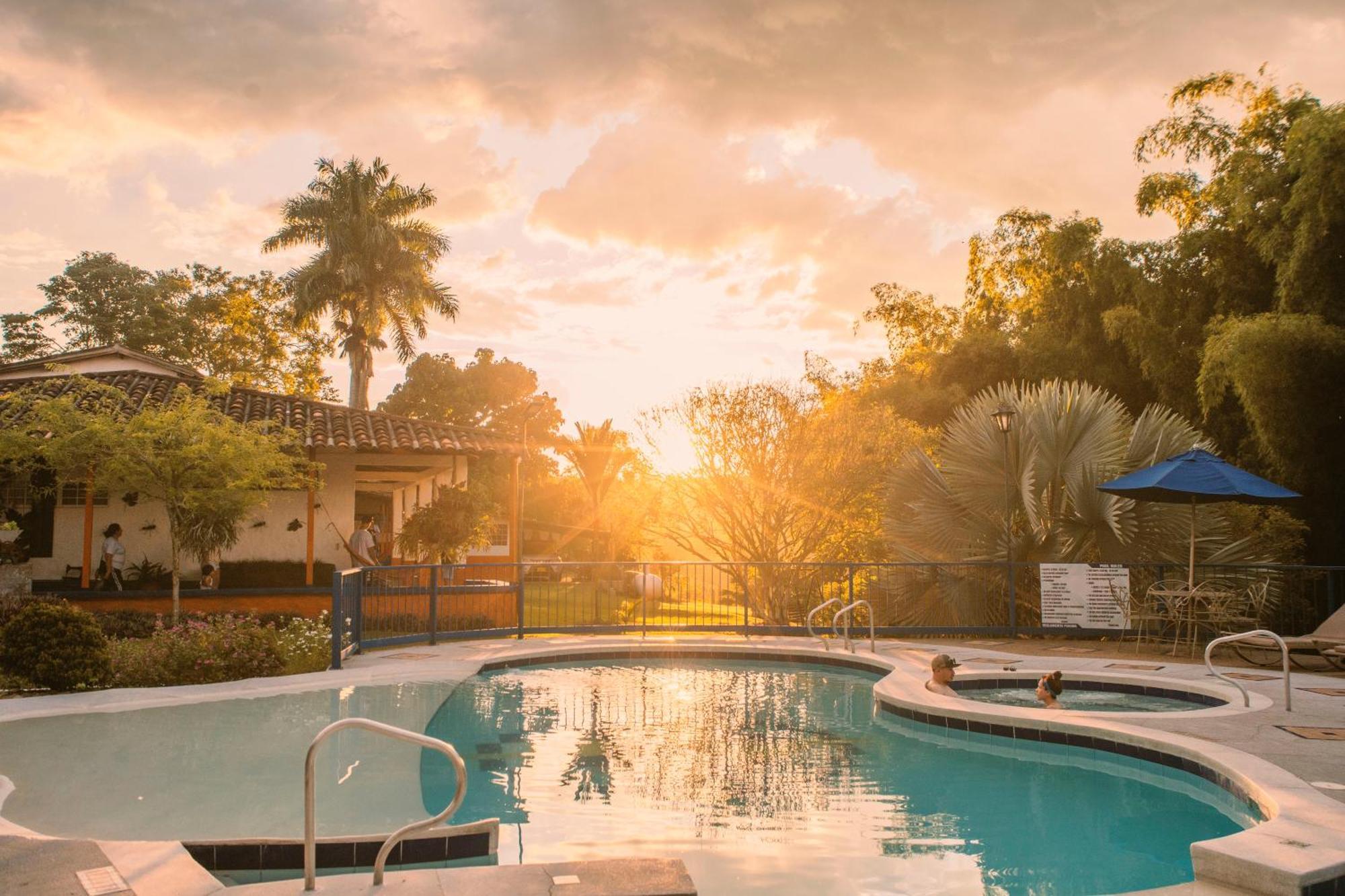 Hotel Mi Monaco Pueblo Tapao Bagian luar foto